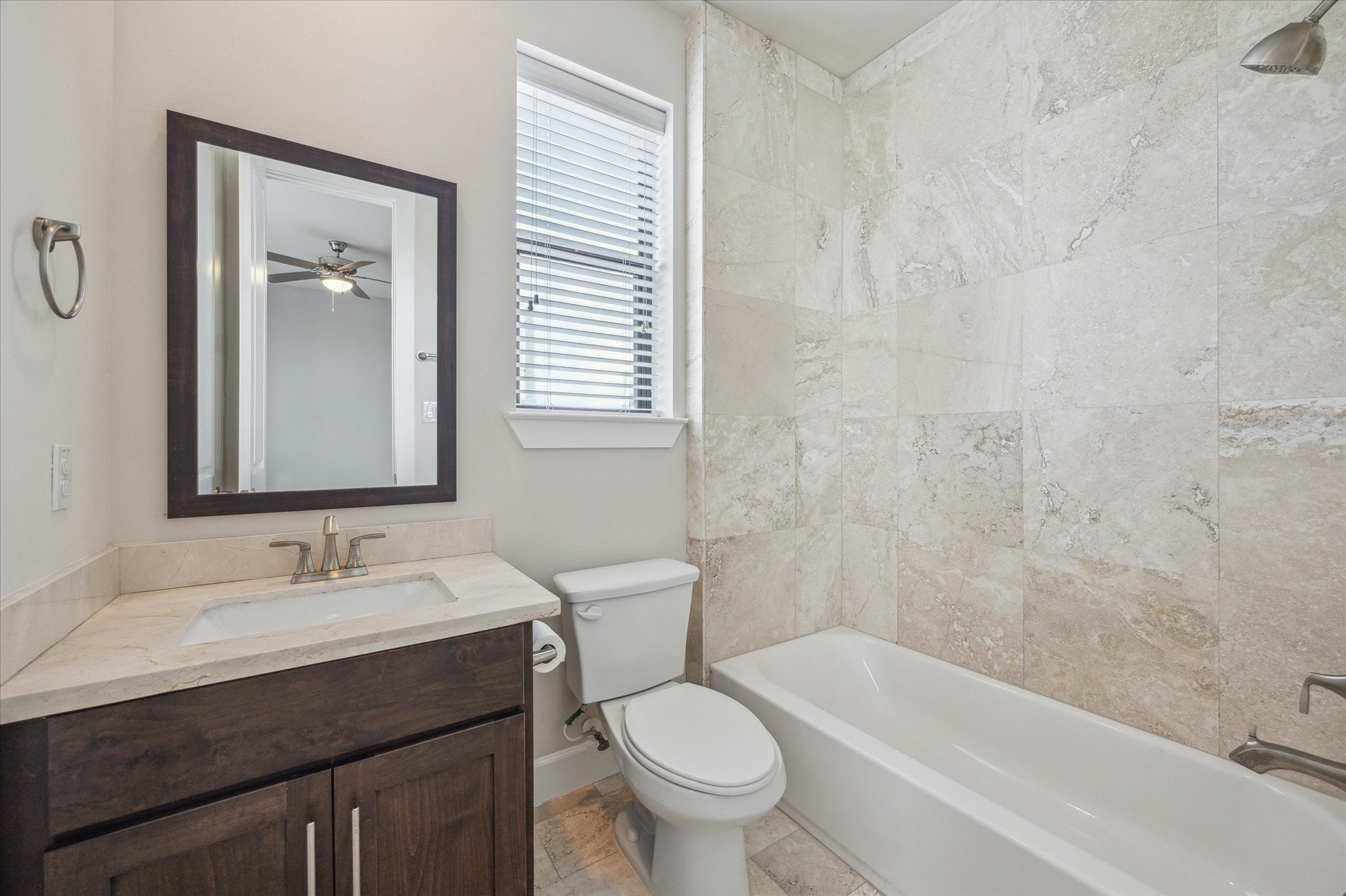 4113 Eigel Street Houston, TX 77007 - Photo 22 of 23 Secondary Bath