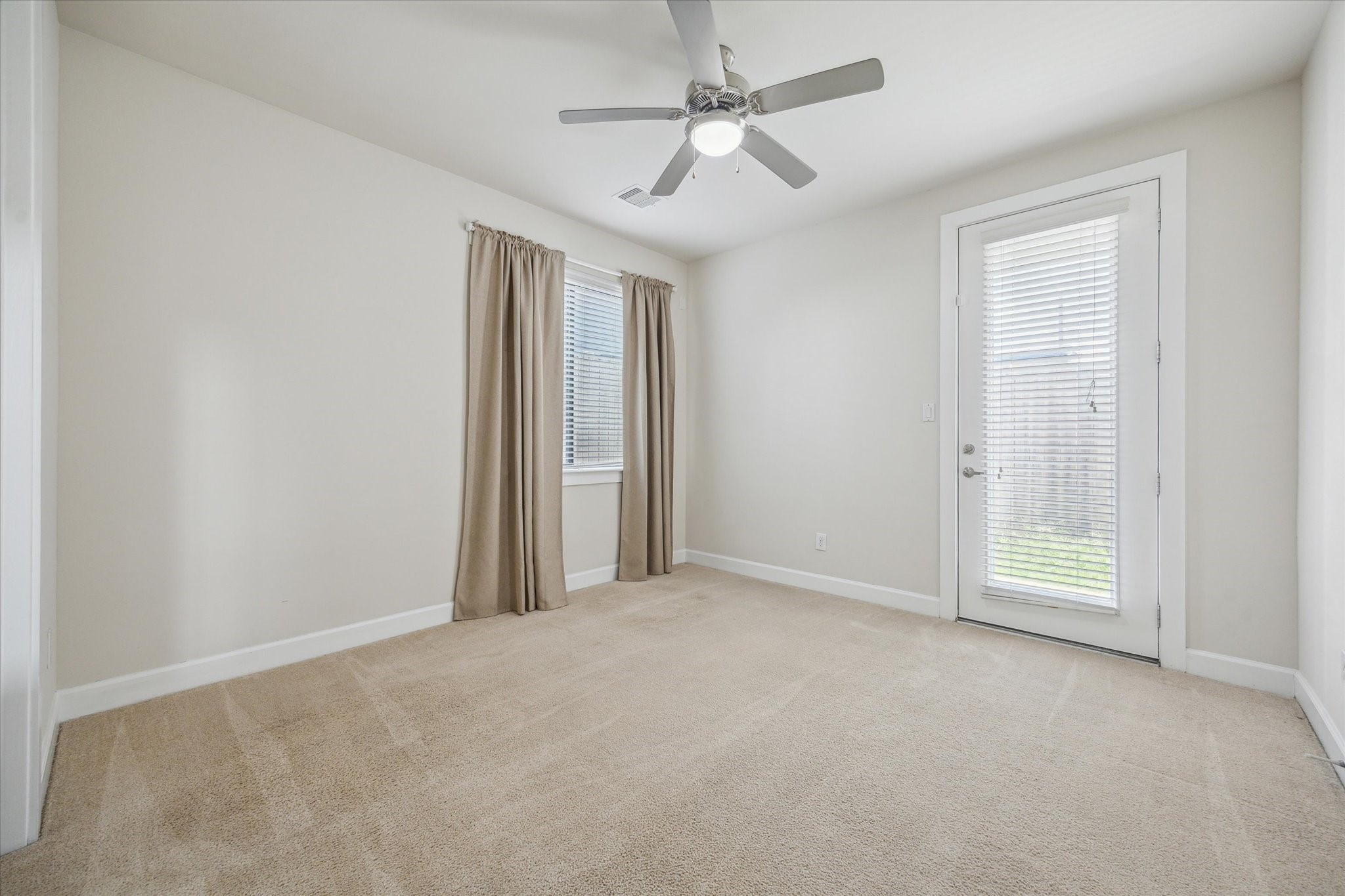 4113 Eigel Street Houston, TX 77007 - Photo 6 of 23 Secondary bedroom on first floor.