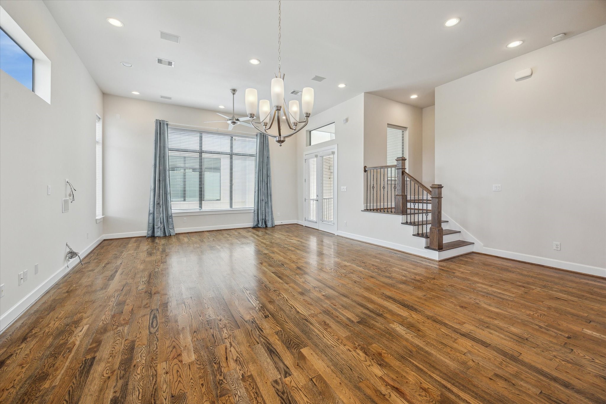 4113 Eigel Street Houston, TX 77007 - Photo 7 of 23 Large Family Room.