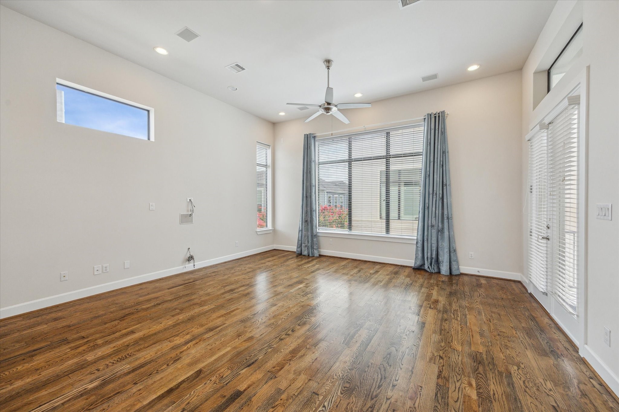 4113 Eigel Street Houston, TX 77007 - Photo 9 of 23 Family Room with second floor balcony.
