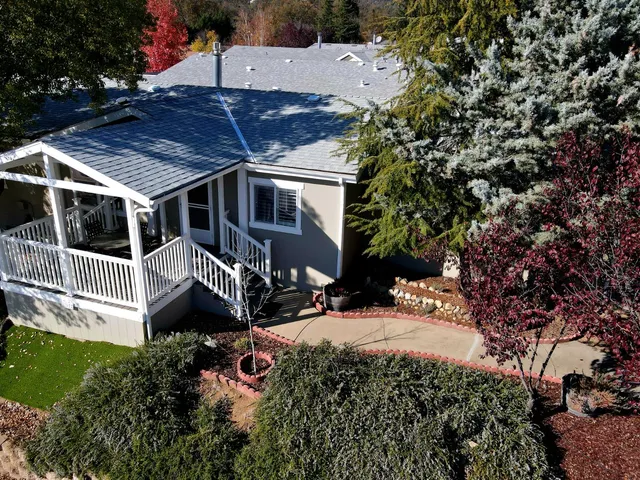 a view of a house with a yard