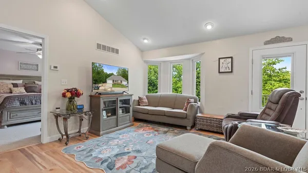 $449,000 | 191 Park Pl Drive, Kaiser, MO 65047