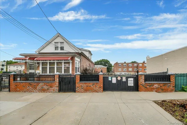 $899,000 | 562 Underhill Avenue | Soundview