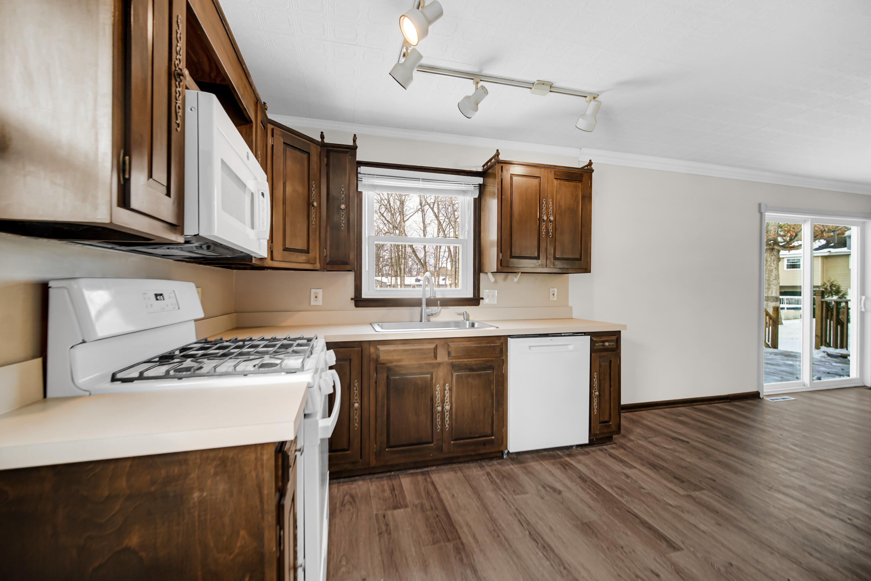 2044 Hidden Valley Drive Crown Point, IN 46307 - Photo 9 of 31 3000x2000