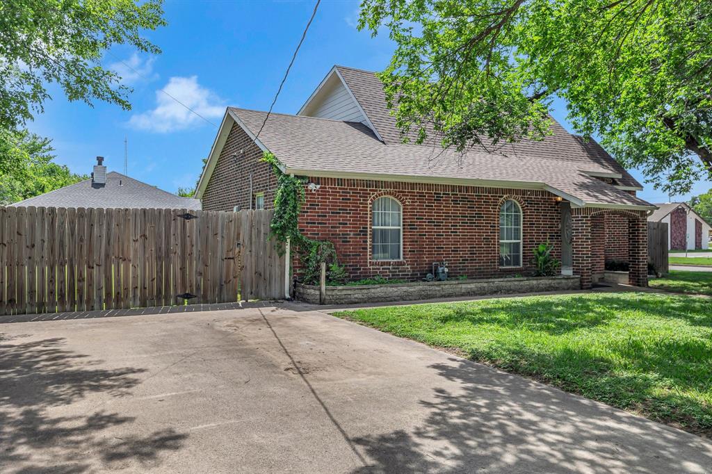 401 Magnolia Street Arlington, TX 76012 - Photo 2 of 32