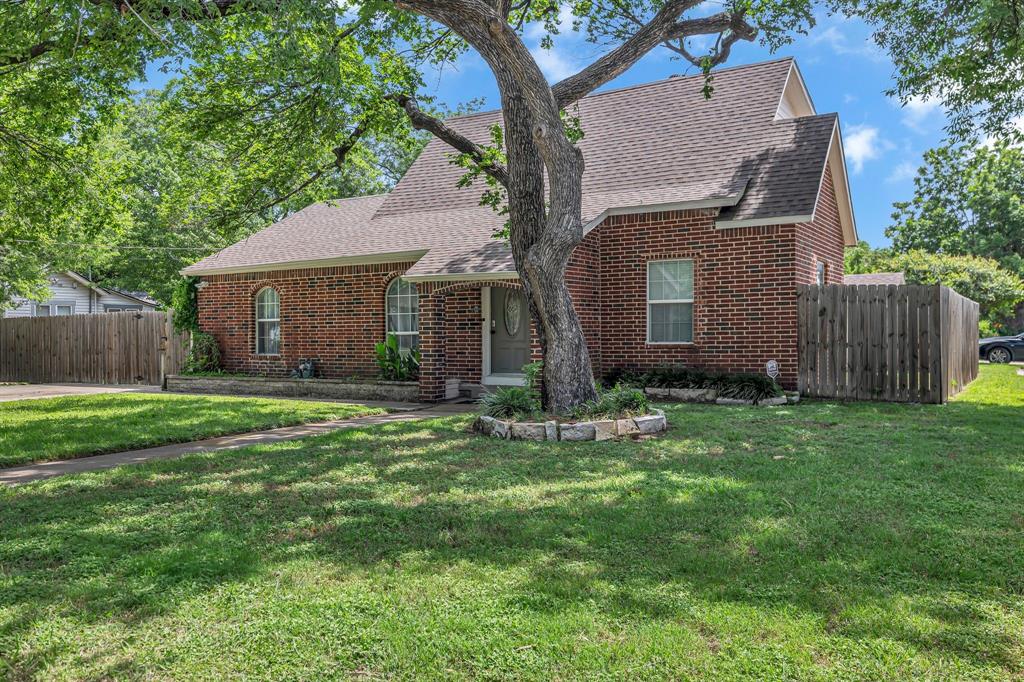 401 Magnolia Street Arlington, TX 76012 - Photo 3 of 32