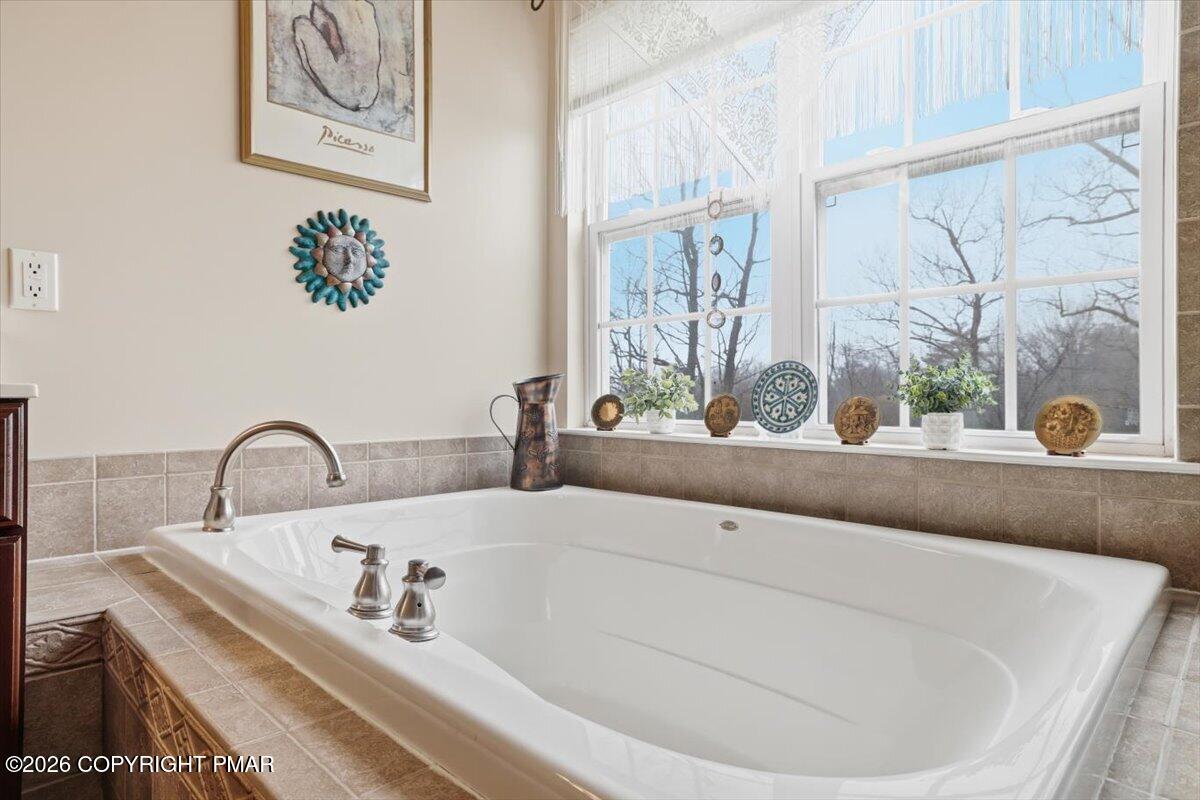 1733 Big Ridge Drive East Stroudsburg, PA 18302 - Photo 29 of 51 Soaking Tub
