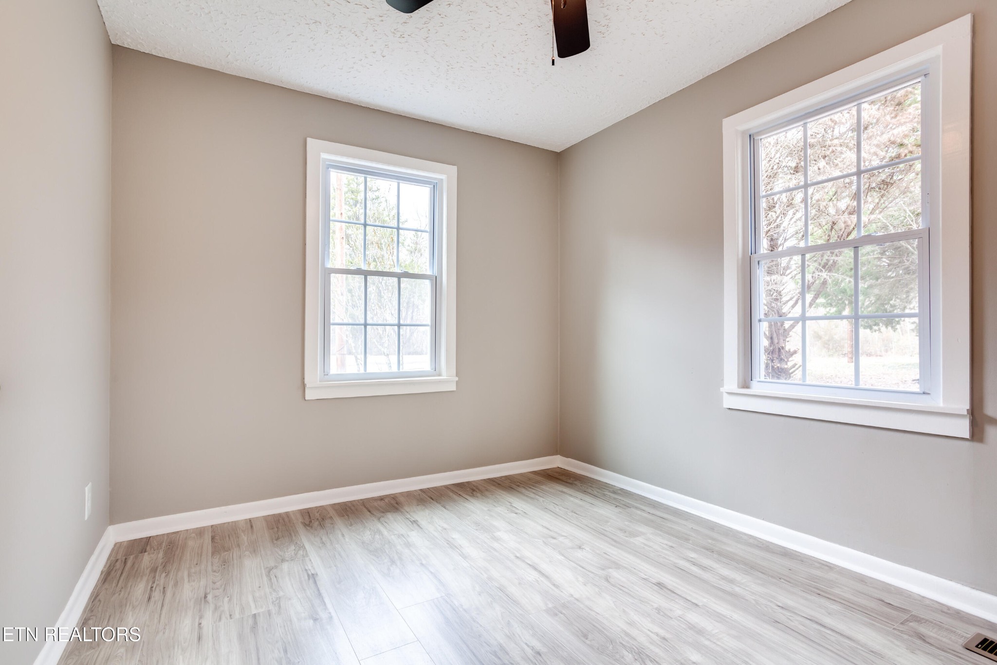 5715 Brown Gap Road Knoxville, TN 37918 - Photo 28 of 37 an empty room with a window
