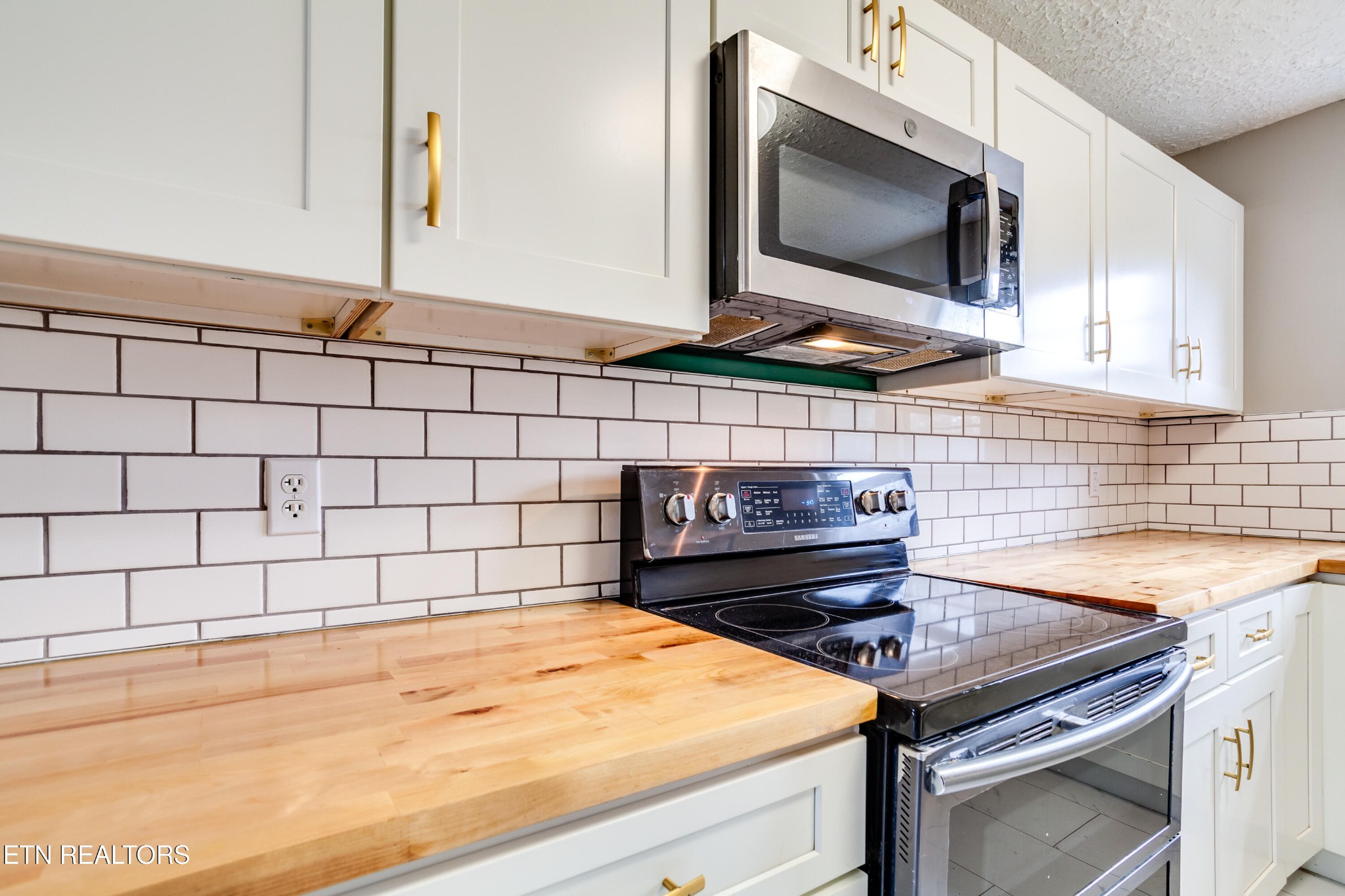 5715 Brown Gap Road Knoxville, TN 37918 - Photo 8 of 37 a kitchen with a sink and cabinets