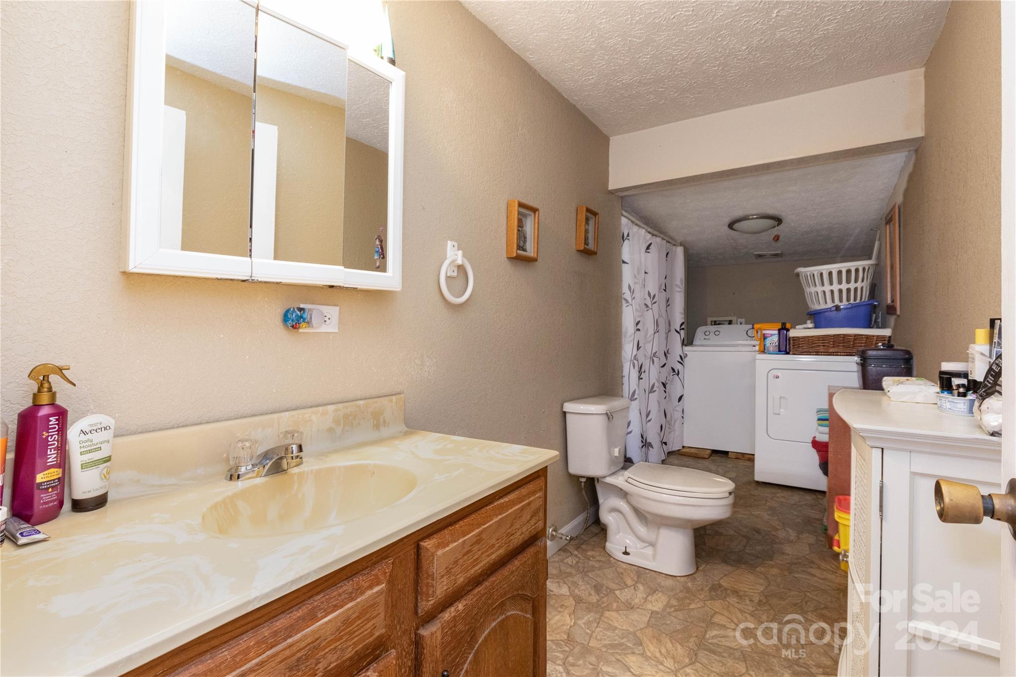 1245 Pine Spring Drive Hendersonville, NC 28739 - Photo 9 of 20 a bathroom with a sink toilet vanity and tub