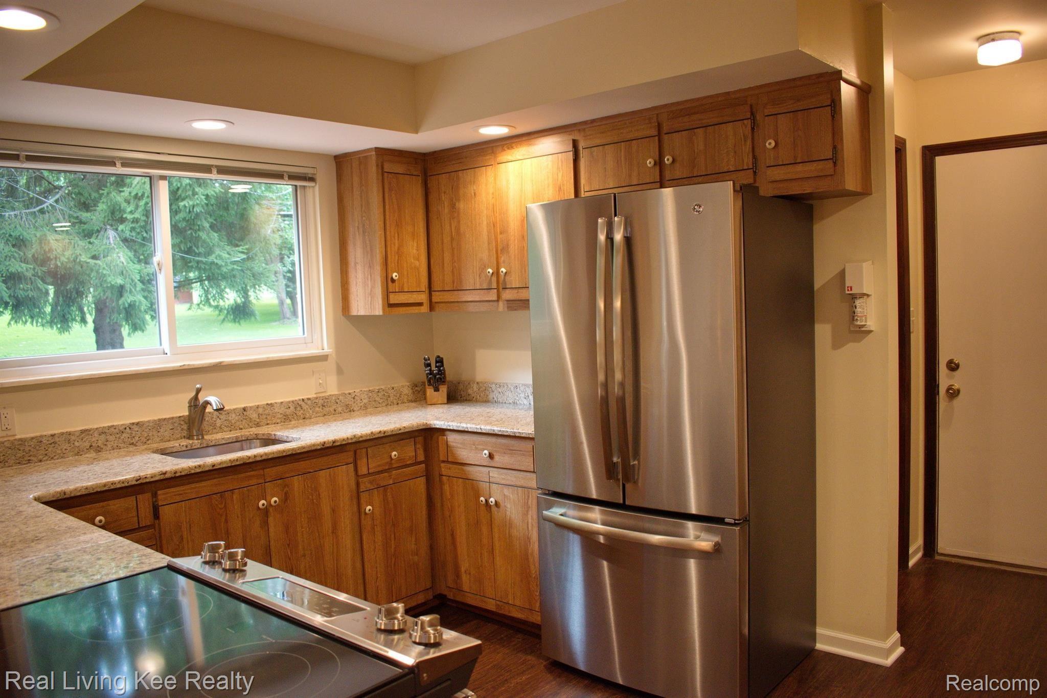 88 East Maryknoll Road Rochester, MI 48309 - Photo 10 of 36 Kitchen 2.jpg