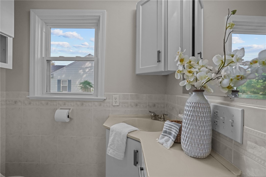 397 County Road Barrington, RI 02806 - Photo 36 of 45 Primary Bath