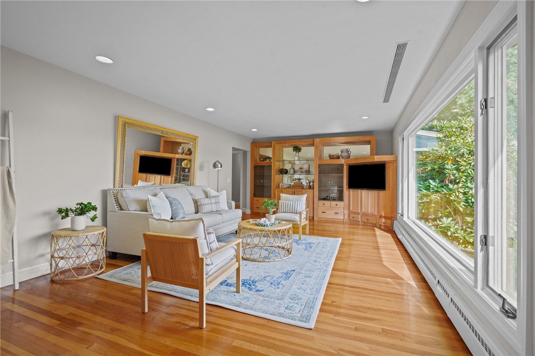 397 County Road Barrington, RI 02806 - Photo 10 of 45 Living Room