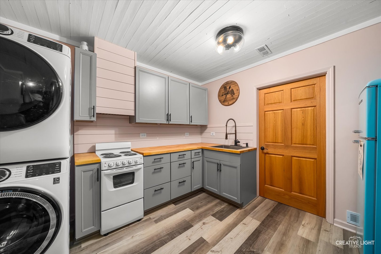 13495 Fennel Road Newark, IL 60541 - Photo 26 of 43 a kitchen with a washer and dryer