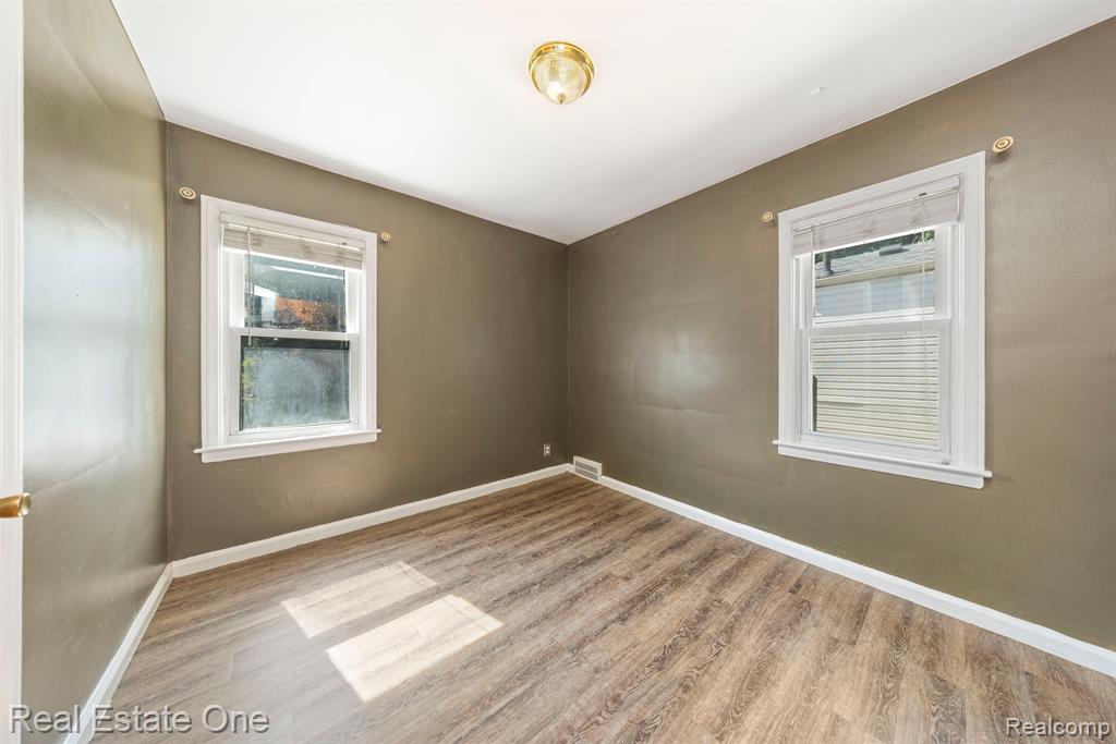 1347 Hampton Road Grosse Pointe Woods, MI 48236 - Photo 15 of 32 Gallery Image 15
