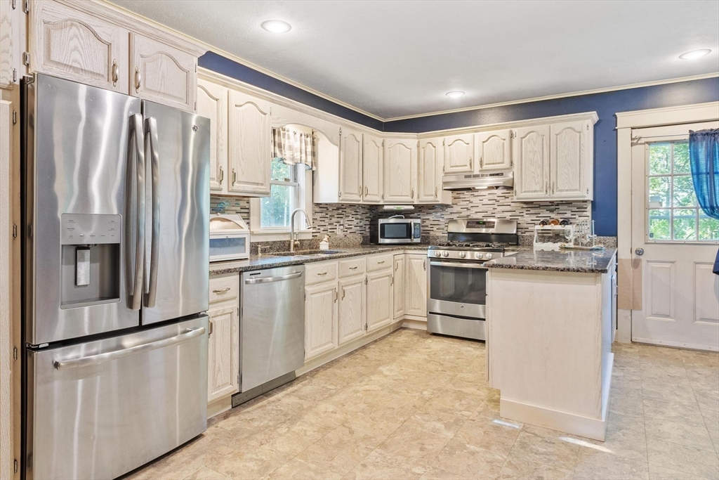 113 Simonds Street Fitchburg, MA 01420 - Photo 6 of 42