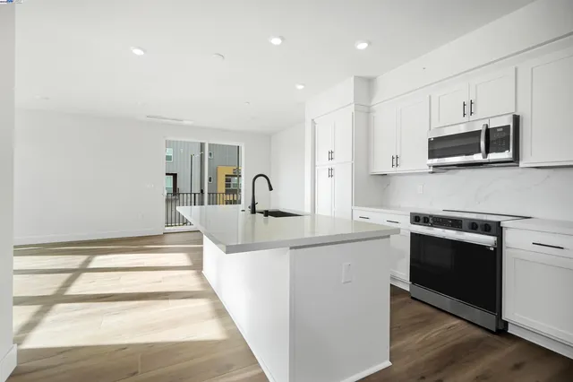 $990,360 | 2055 Clement Avenue, Alameda, CA 94501