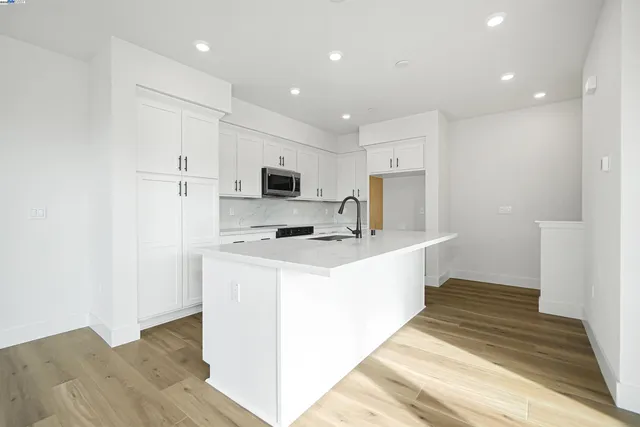 $990,360 | 2055 Clement Avenue, Alameda, CA 94501