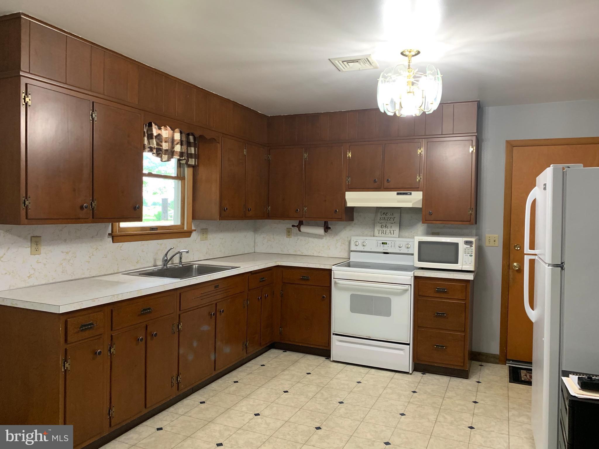 22 Golf Road Myerstown, PA 17067 - Photo 10 of 37 Full kitchen view