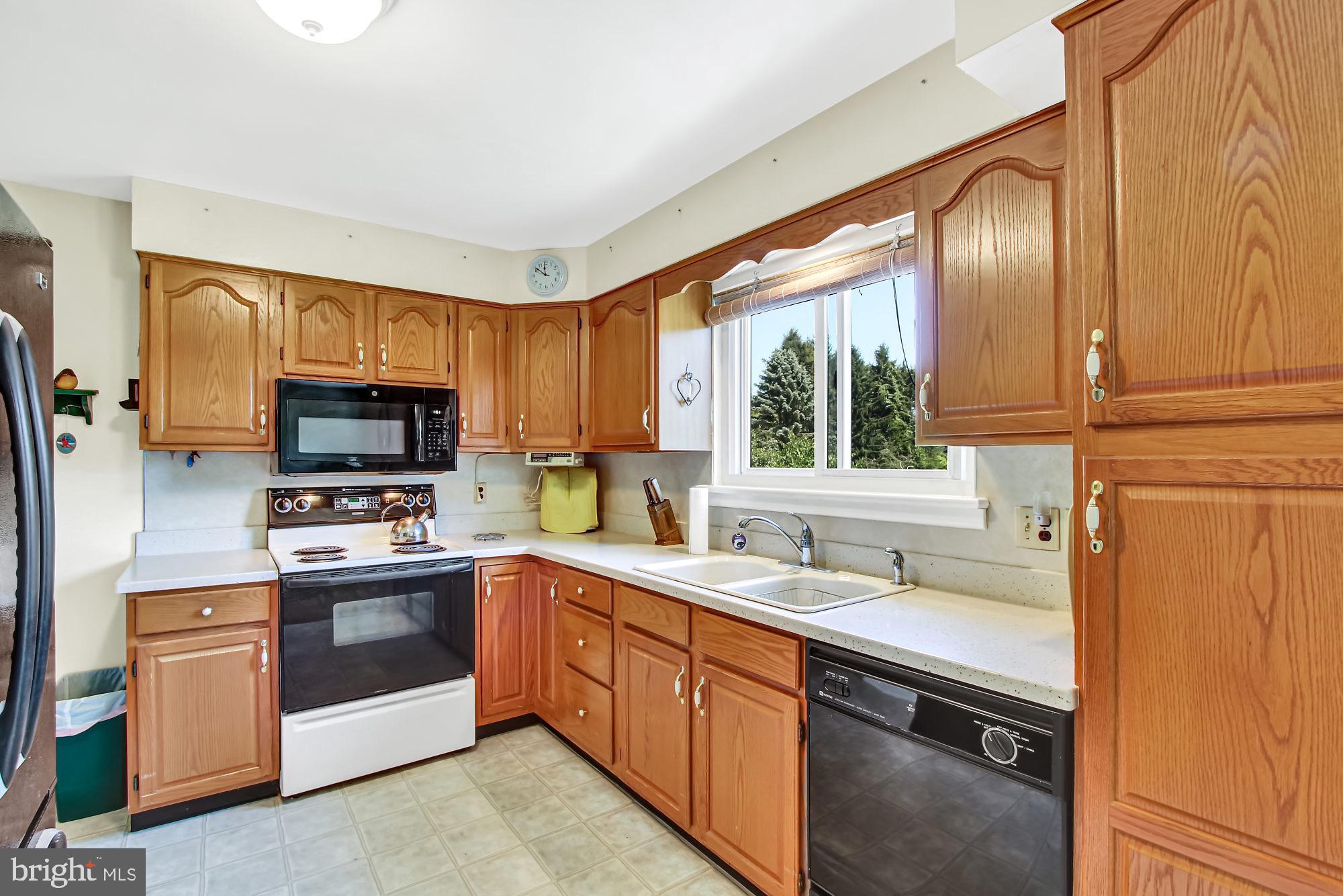 561 Locust Grove Road York, PA 17402 - Photo 12 of 25 Gallery Image 12