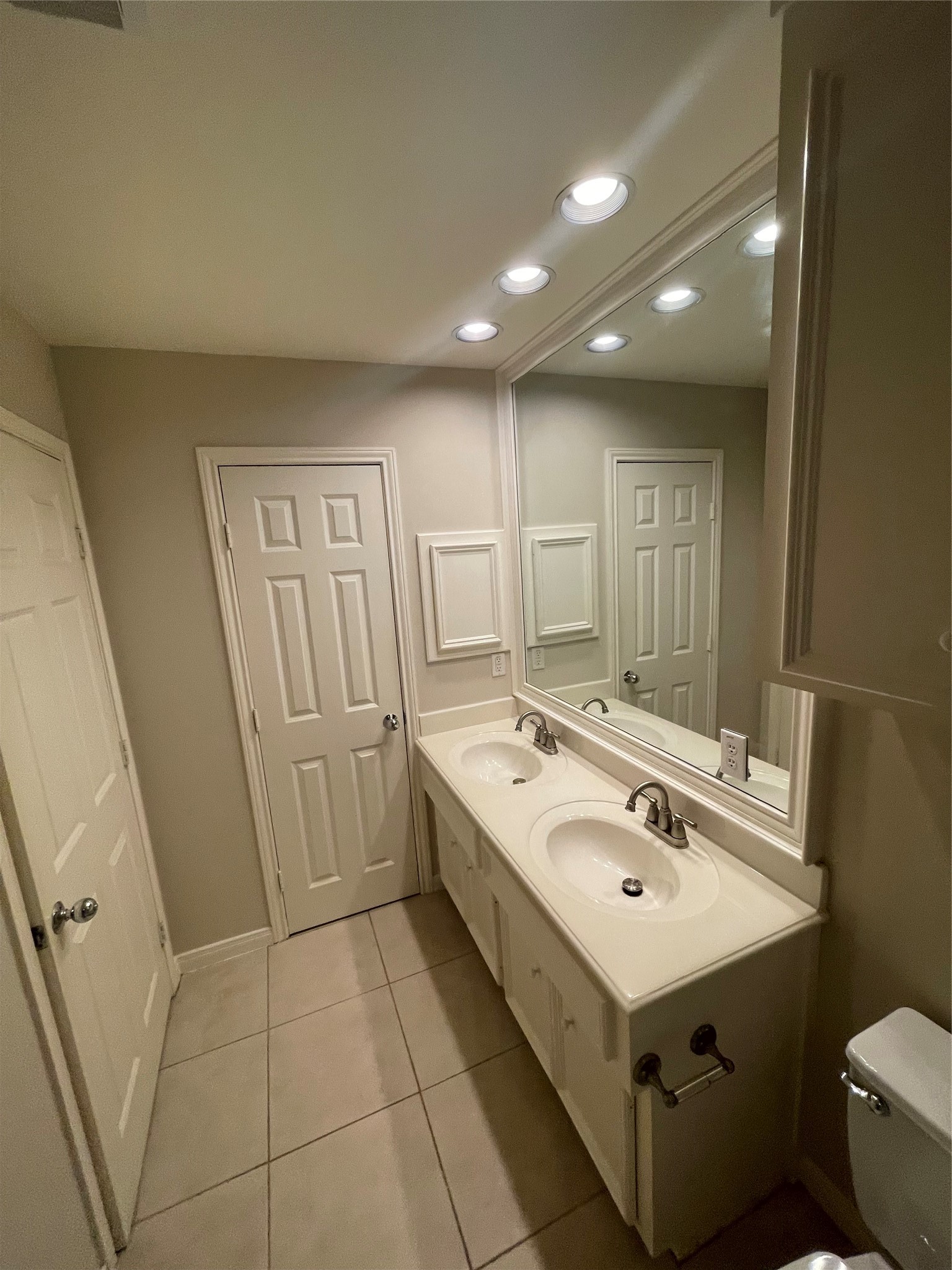 1040 La Rue Street Houston, TX 77019 - Photo 24 of 29 a bathroom with a sink a toilet and mirror