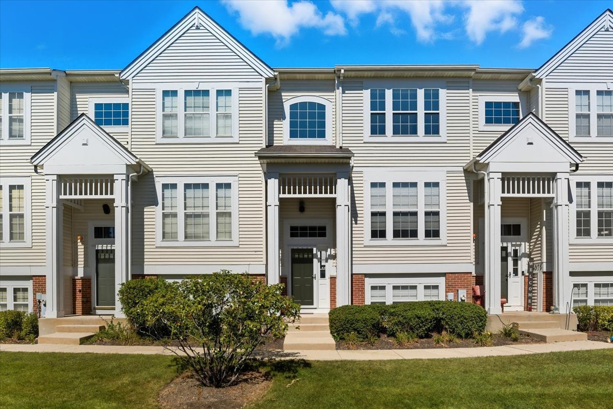 3077 Nicklaus Lane Wadsworth, IL 60083 - Photo 2 of 28 a front view of a house with a yard