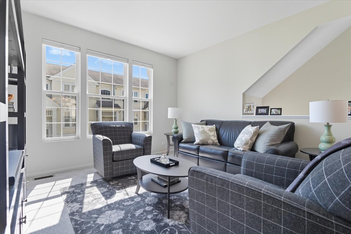 3077 Nicklaus Lane Wadsworth, IL 60083 - Photo 7 of 28 a living room with furniture