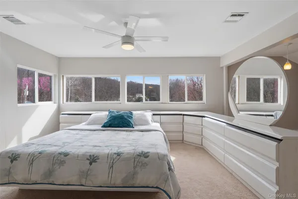 a view of livingroom with furniture