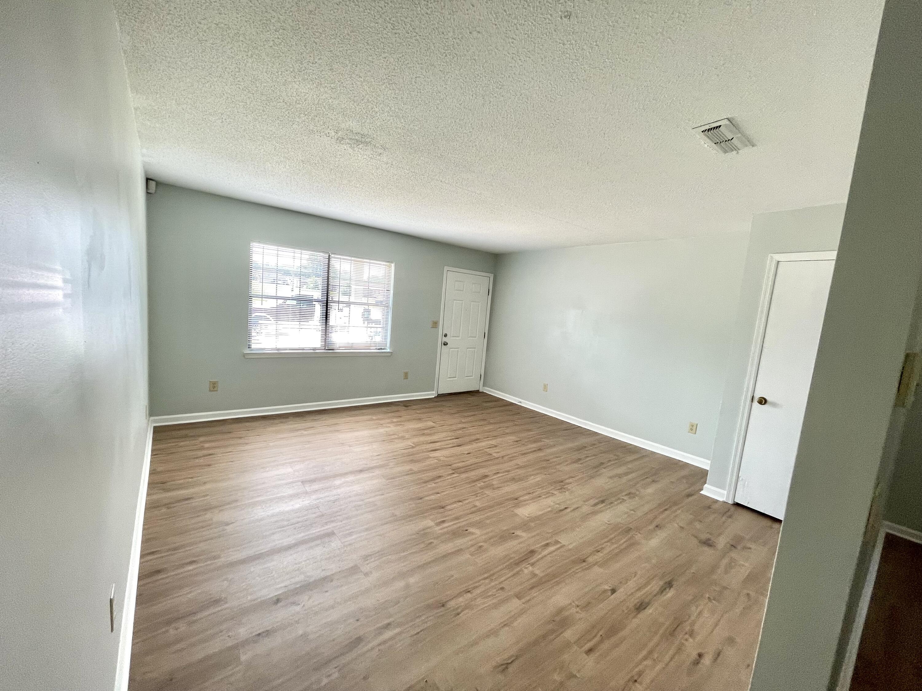 902 Peppermill Road Chattanooga, TN 37411 - Photo 4 of 19 Living Room