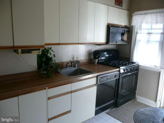 220 Cherrydell Road Baltimore, MD 21228 - Photo 2 of 15 Kitchen