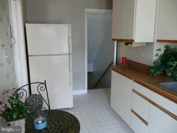 220 Cherrydell Road Baltimore, MD 21228 - Photo 3 of 15 Kitchen