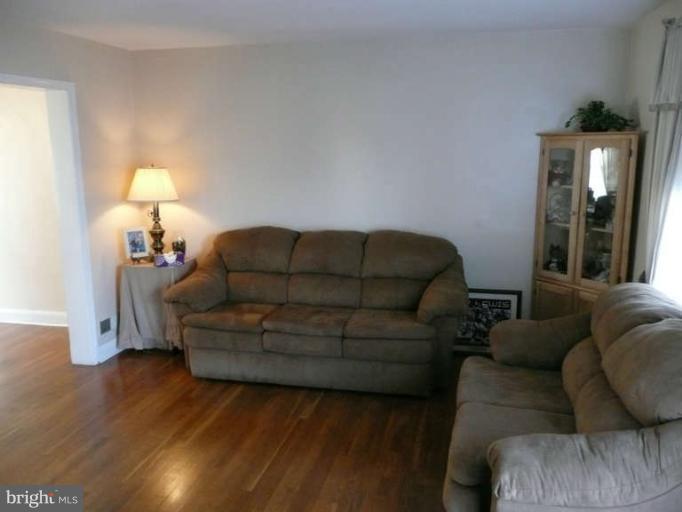 220 Cherrydell Road Baltimore, MD 21228 - Photo 6 of 15 Living Room