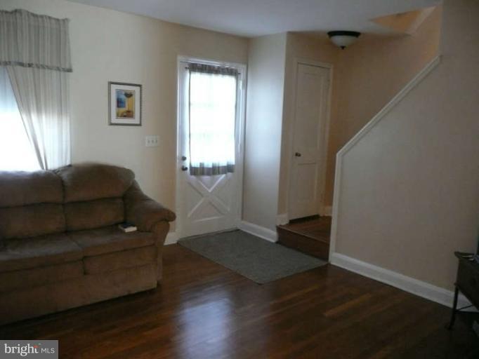 220 Cherrydell Road Baltimore, MD 21228 - Photo 7 of 15 Living Room
