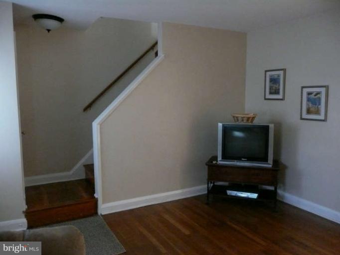 220 Cherrydell Road Baltimore, MD 21228 - Photo 8 of 15 Living Room