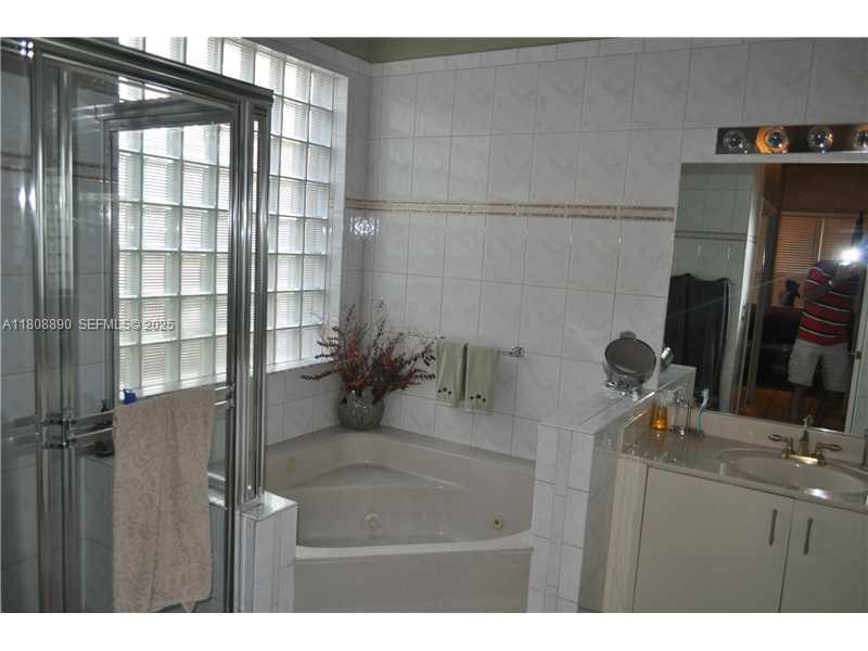 3985 Southwest 152nd Avenue Miramar, FL 33027 - Photo 22 of 26 a bathroom with a bathtub