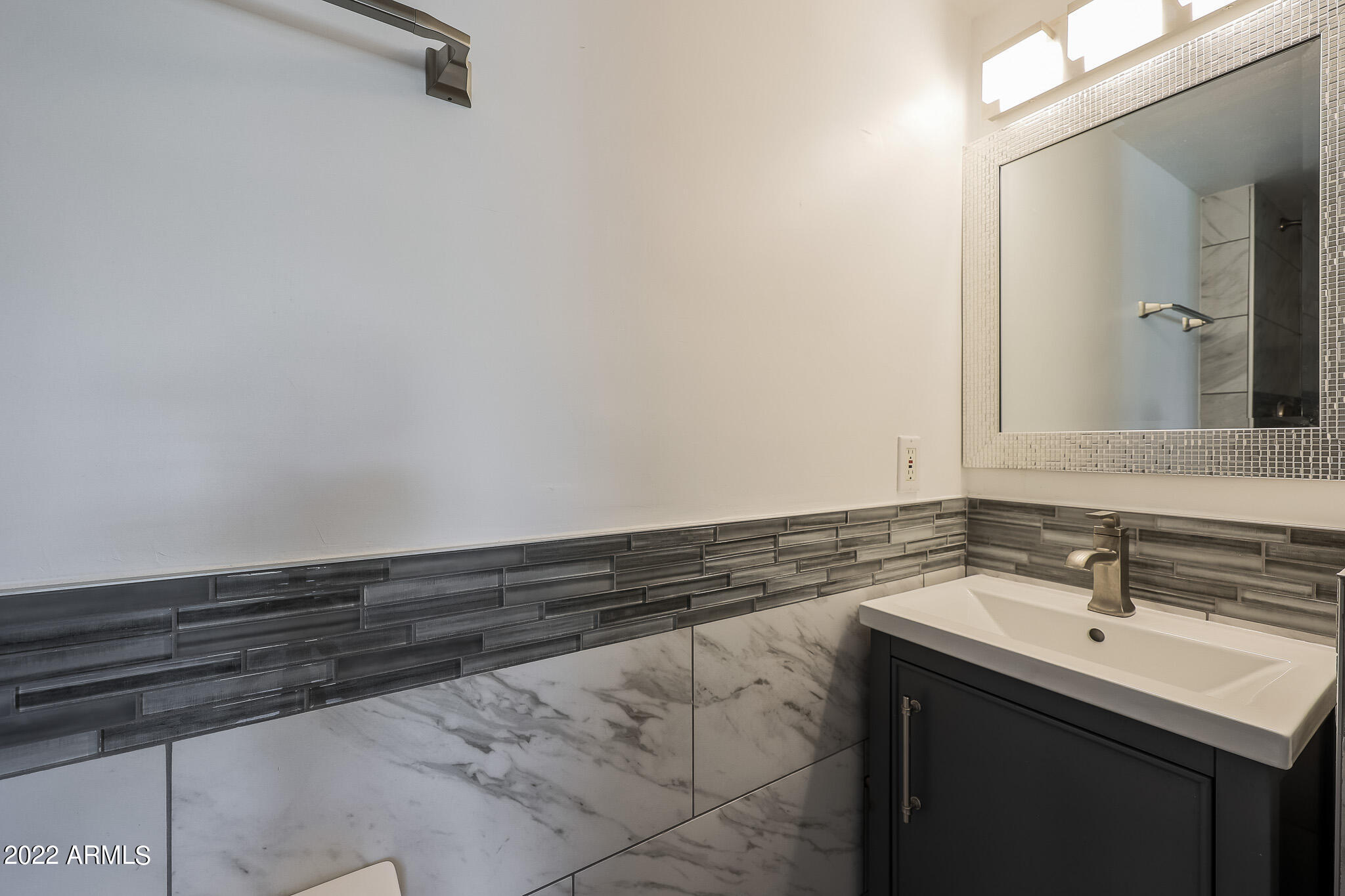 1320 East Bethany Home Road, Unit 55 Phoenix, AZ 85014 - Photo 14 of 20 Bathroom