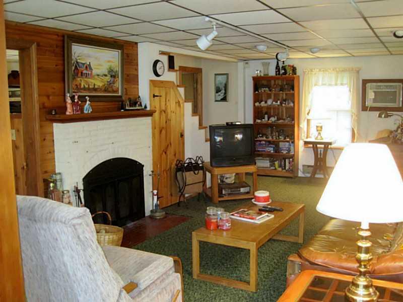 3069 Bristol Road New Harbor, ME 04554 - Photo 6 of 19 Living Room.
