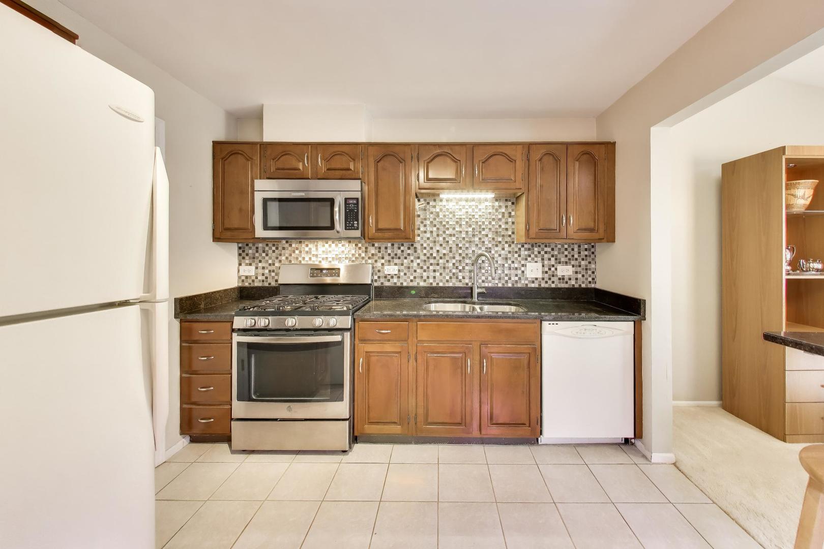 1508 Seville Court, Unit C2 Wheeling, IL 60090 - Photo 7 of 18