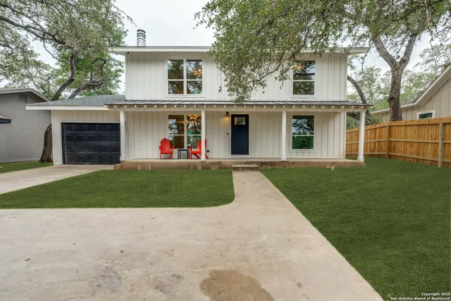 a view of a yard in front of a house