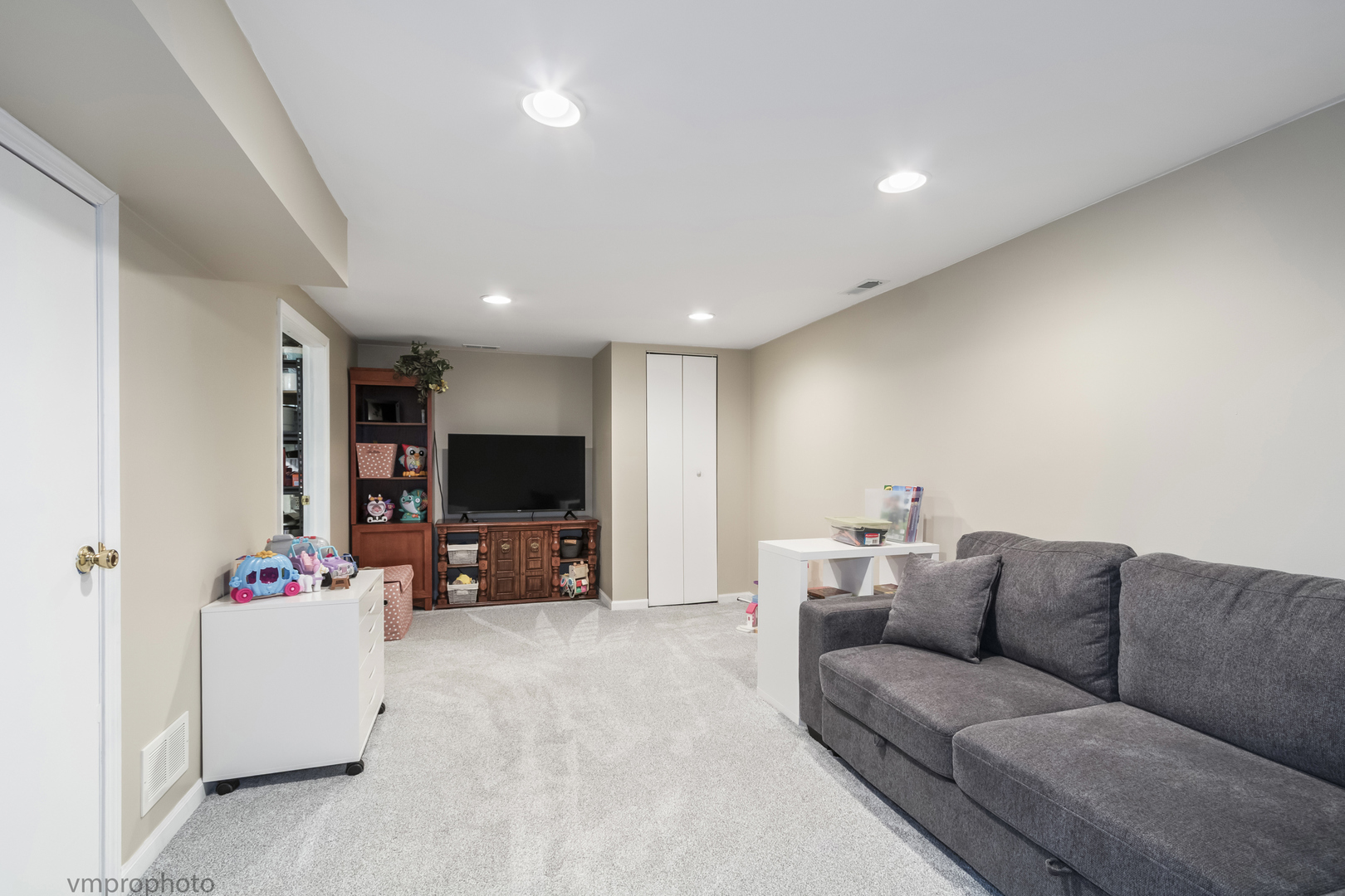 832 Kansas Street Carol Stream, IL 60188 - Photo 16 of 26 a living room with furniture and a flat screen tv