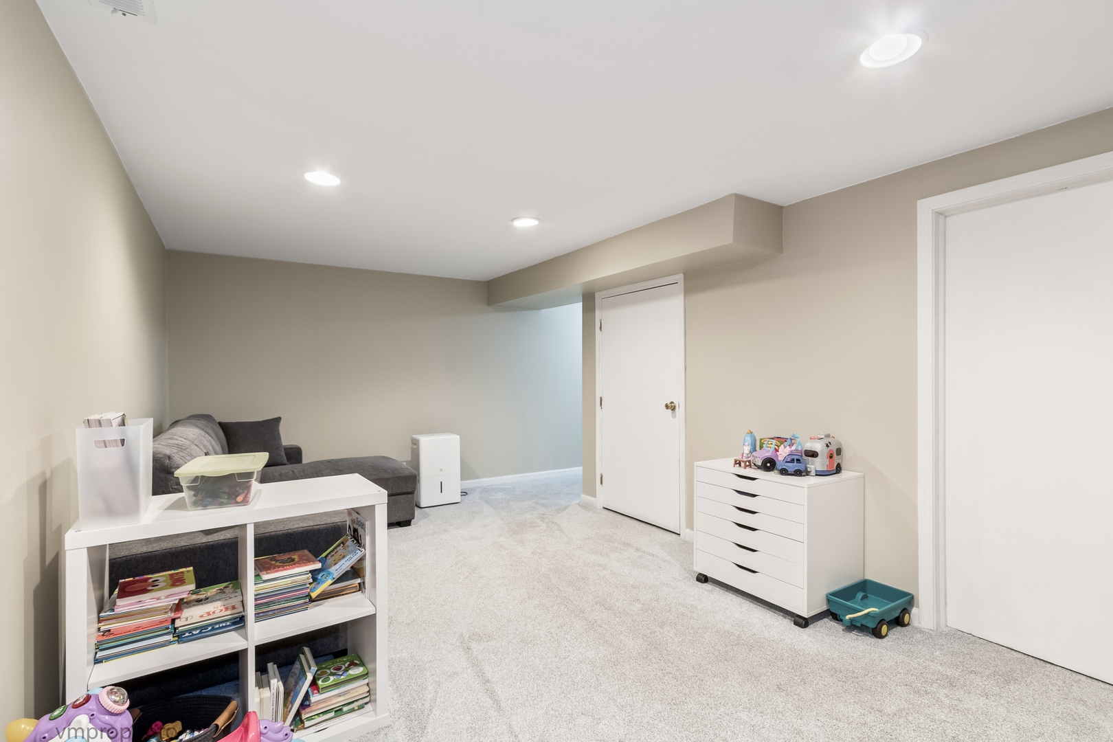 832 Kansas Street Carol Stream, IL 60188 - Photo 17 of 26 a room with furniture and clutter