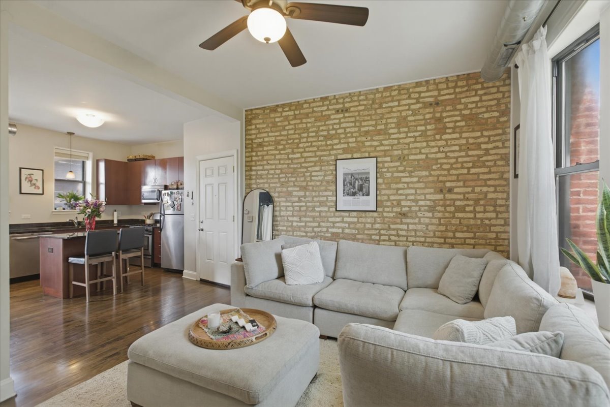 3142 West George Street, Unit C2 Chicago, IL 60618 - Photo 3 of 11