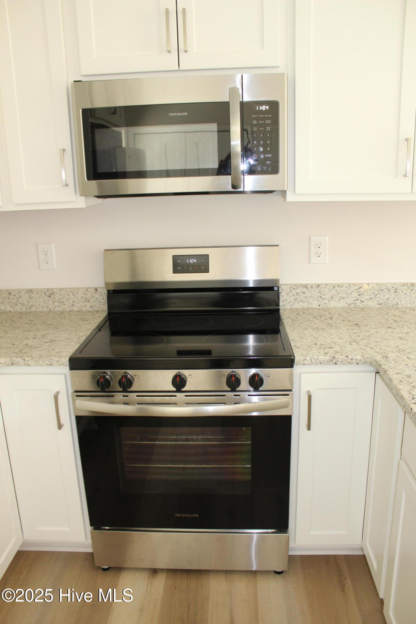 6640 Neuse Road Grantsboro, NC 28529 - Photo 5 of 21 Stove and Microwave