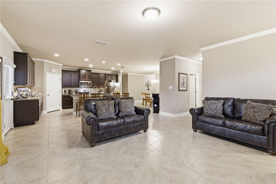 8826 Virginia Rye San Antonio, TX 78254 - Photo 10 of 40 a living room with furniture and kitchen view