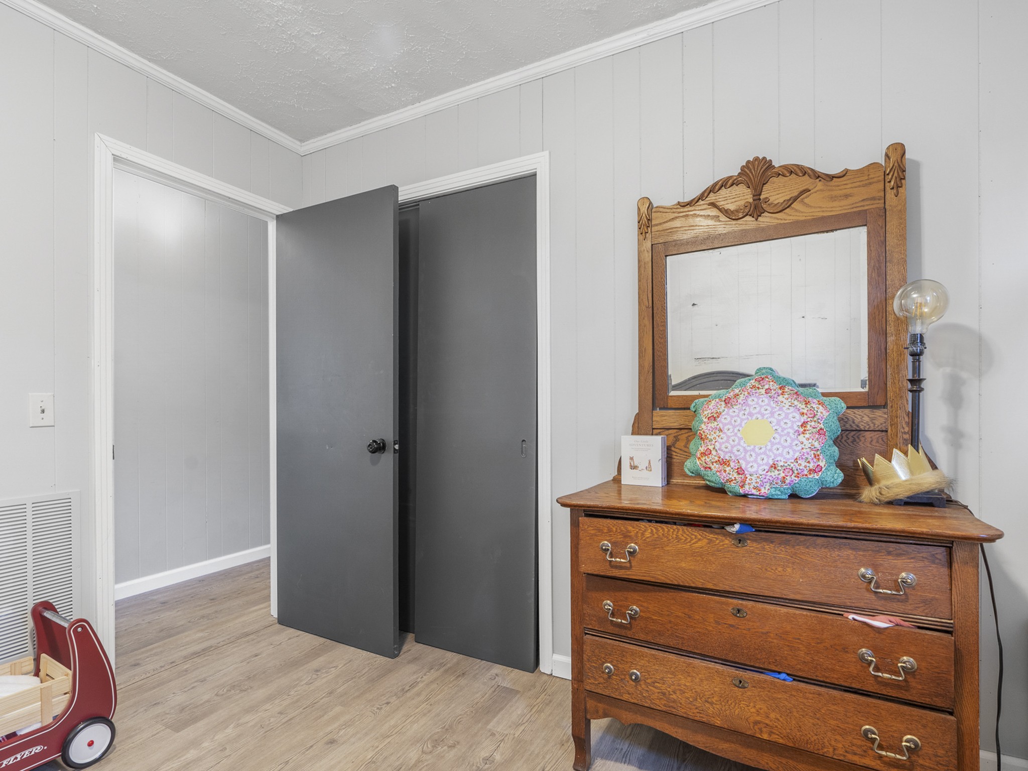2502 Sullivan Knowles Road Sparta, TN 38583 - Photo 17 of 45 a room with a dresser and a mirror