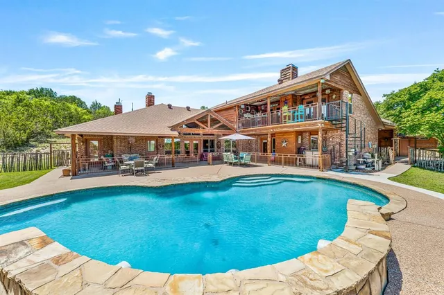 a view of houses with a yard