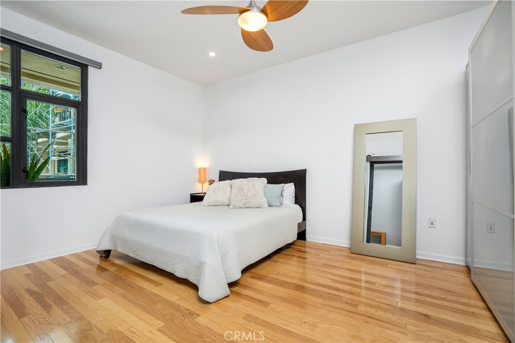 133 The Promenade North, Unit 422 Long Beach, CA 90802 - Photo 9 of 52 a bedroom with a bed and window