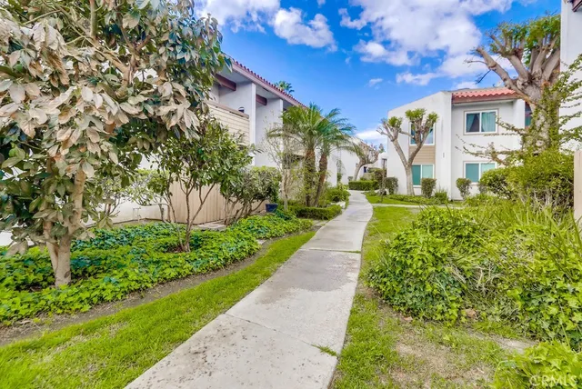 $2,600 | 2511 West Sunflower Avenue, Unit P8, Santa Ana, CA 92704