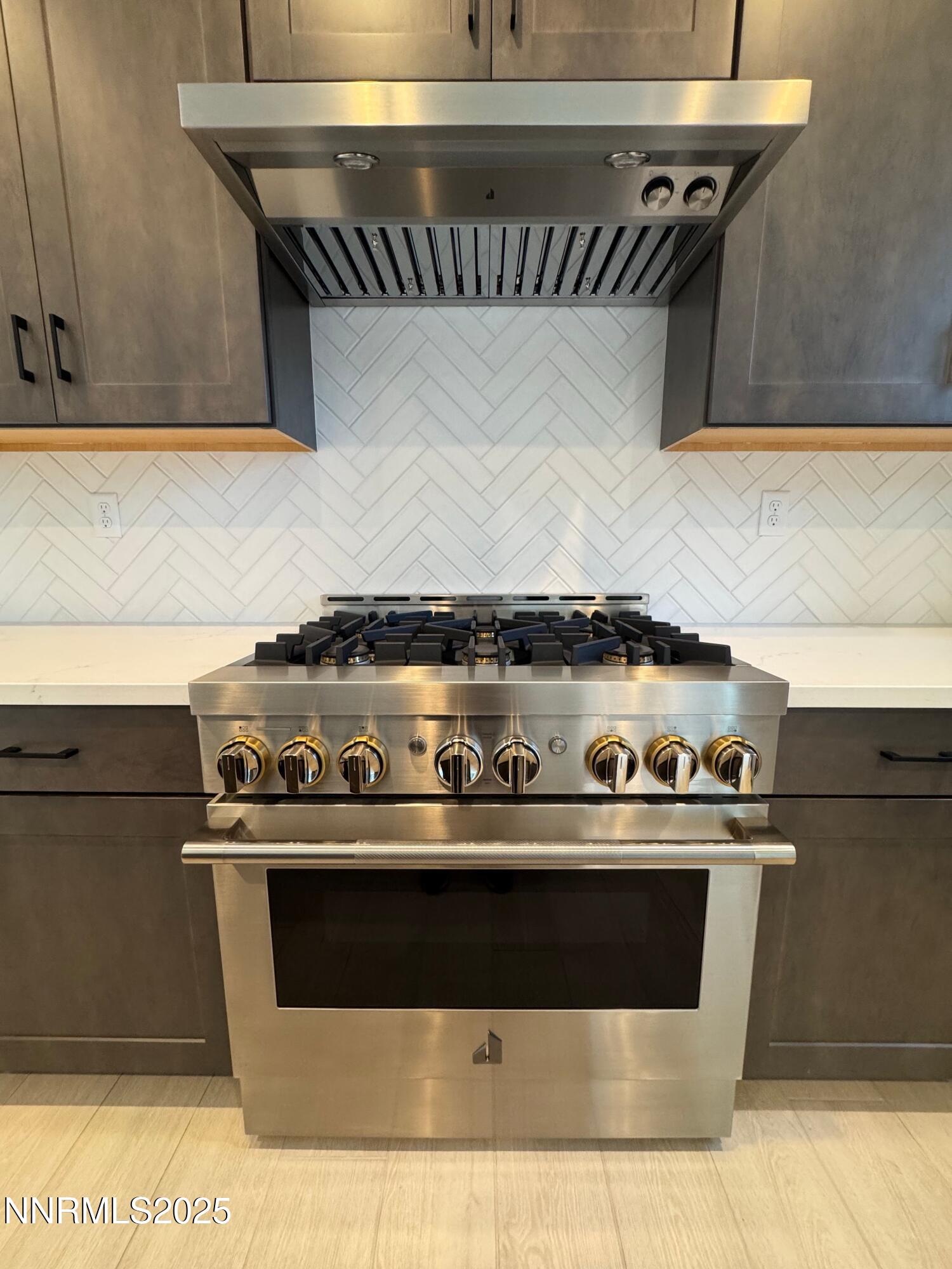 1521 Golf Club Drive Reno, NV 89519 - Photo 7 of 38 a close view of stove