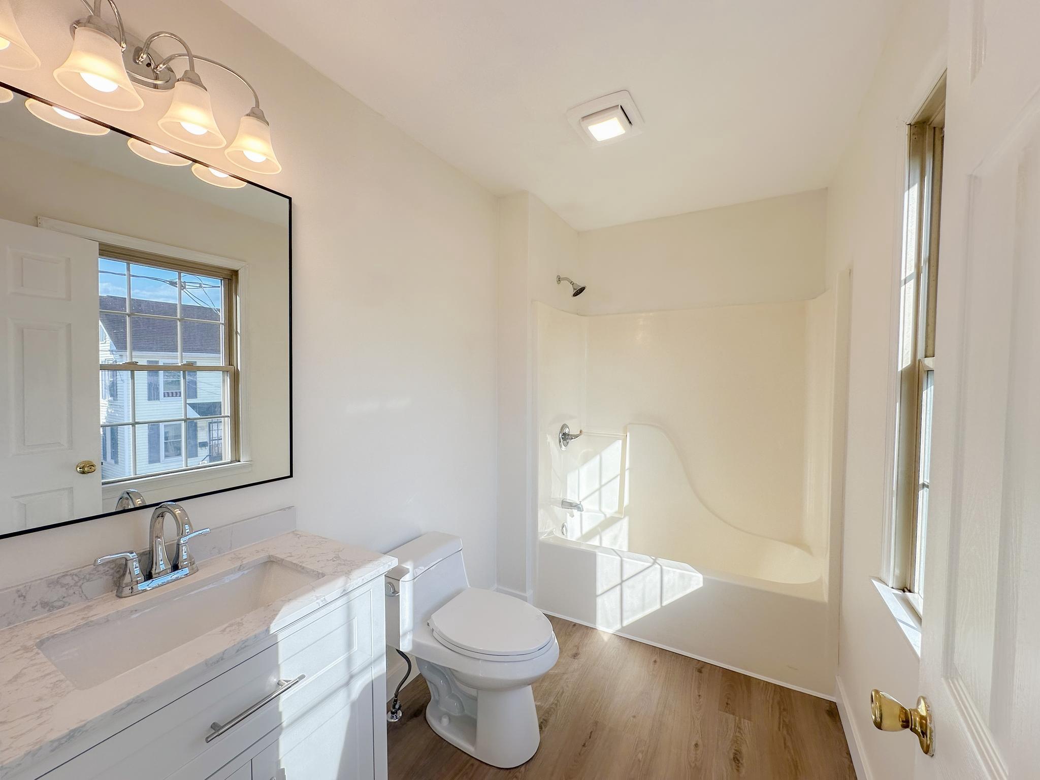 552 Locust Street Hanover, PA 17331 - Photo 18 of 37 Full Bathroom